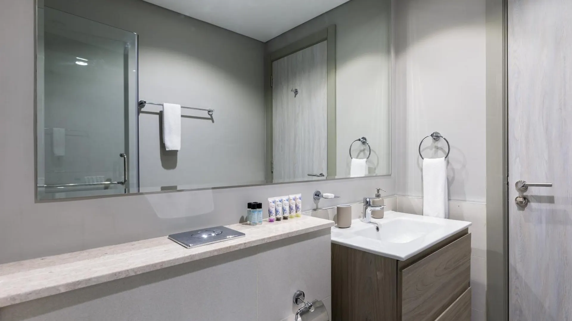 Waves - Modern Apt With Balcony & Canal View In Business Bay Ντουμπάι Ηνωμένα Αραβικά Εμιράτα