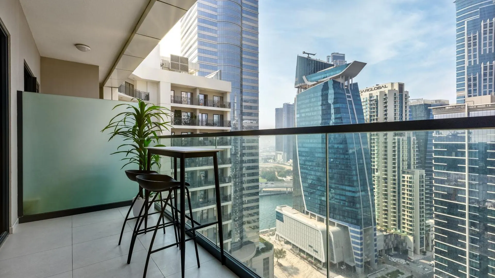 Waves - Modern Apt With Balcony & Canal View In Business Bay Dubaj