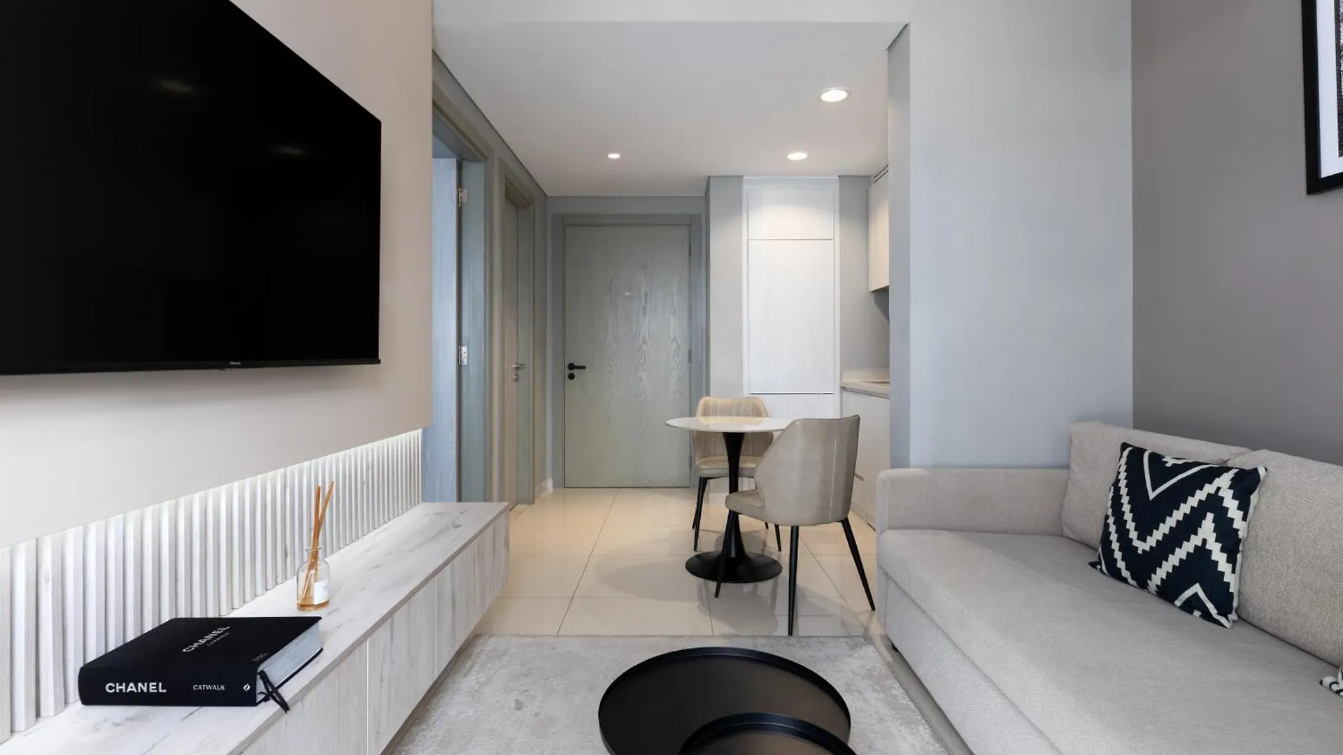 Waves - Modern Apt With Balcony & Canal View In Business Bay Dubaj