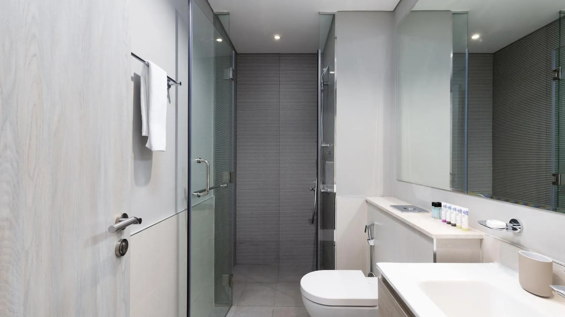 Waves - Modern Apt With Balcony & Canal View In Business Bay Dubaj Apartament